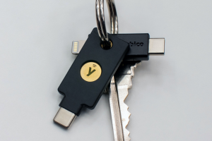 Beispiel eines Yubikeys am Schlüsselbund