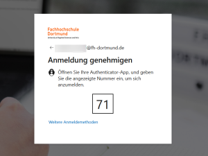 Screenshot: Anmeldung genehmigen. Nach Eingabe der E-Mail-Adresse erscheint ein Popup-Fenster. Dieses fordert zur Bestätigung der Anmeldung über die Authenticator-App auf. Öffnen Sie die App und geben Sie den dort angezeigten Code ein.