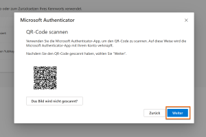 Ein Modalfenster zeigt einen exemplarischen QR-Code an und informiert darüber, dass die Microsoft Authenticator-App verwendet werden muss, um einen Code zu scannen und das Konto mit der App zu verbinden. Klicken Sie auf "Weiter" sobald Sie den Schritt in Ihrer Umgebung (nicht mit dem Test-Beispiel) durchgeführt haben.