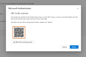 Ein Modalfenster zeigt einen hervorgehobenen exemplarischen QR-Code an und informiert darüber, dass die Microsoft Authenticator-App verwendet werden muss, um einen Code zu scannen und das Konto mit der App zu verbinden.
