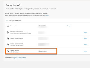 Ansicht der Microsoft-Sicherheitsinformationen. Der Screenshot zeigt den Hinweis, dass ein neu eingerichteter Passkey nach der Konfiguration als „iCloud Keychain“ (iCloud-Schlüsselbund) in der Liste der Anmeldemethoden erscheint.