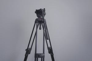 Aufgestelltes Kamerastativ für Camcorder vor weißem Hintergrund