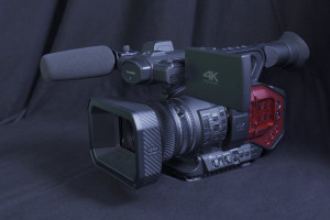 Professioneller Video-Camcorder vor schwarzem Hintergrund