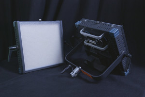 Zwei LED-Panel mit Diffusor-Scheibe vor schwarzem Hintergrund